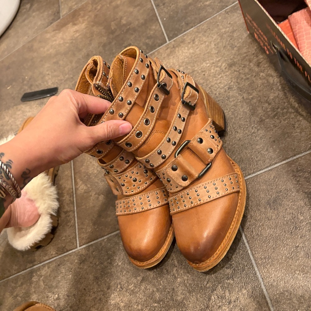 Freebird slayer Tan Ankle Boots with Brogue Detailing - Picture 2 of 4
